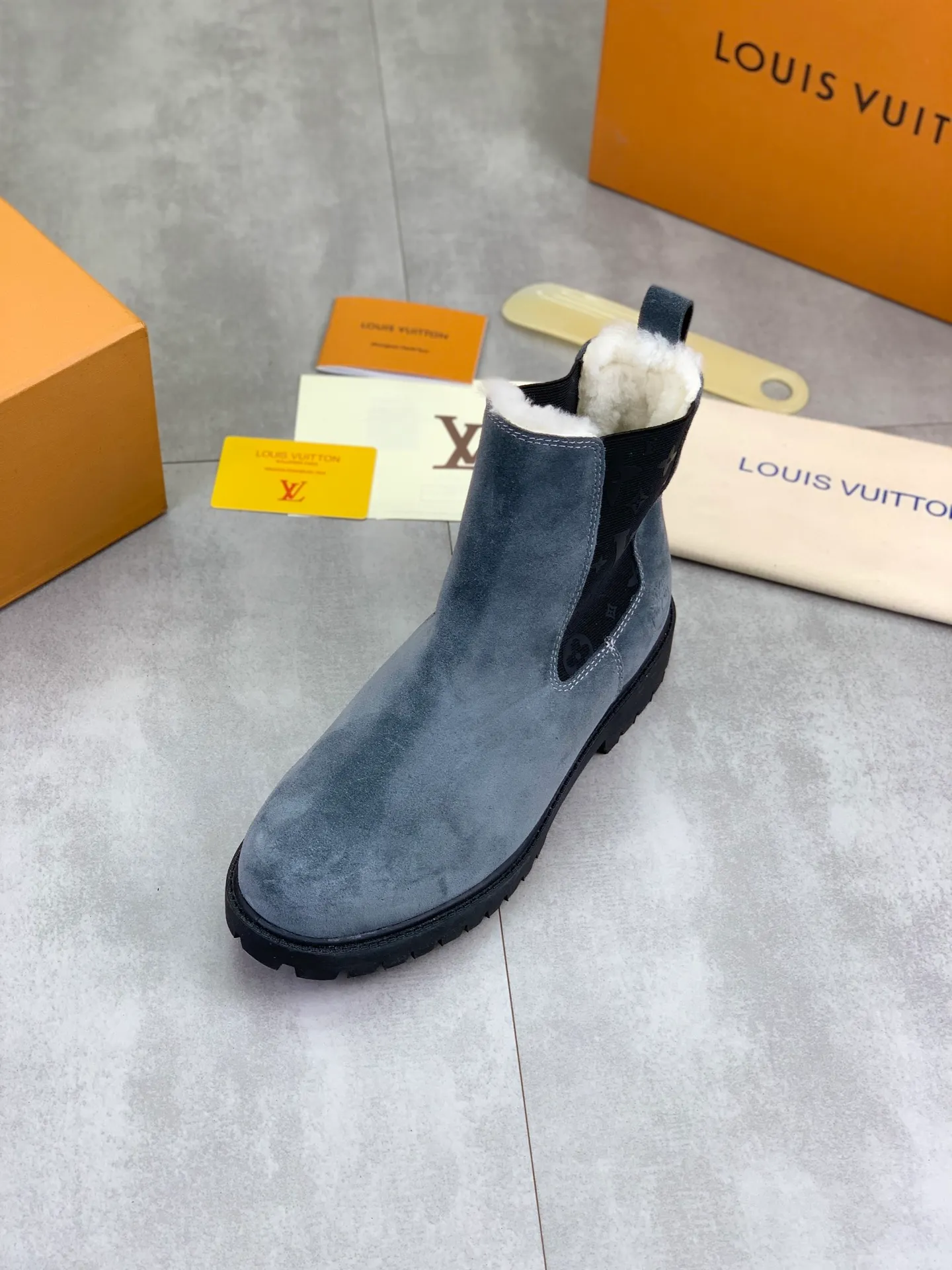 Factory price P900 💰💎💎💎High version of new men's shoes. Purchasing quality◾️◽️LV～Louis Vuitton boots series! by Virgin Abloh The most beautiful sneakers, Lv Brand strongly recommends new products, official website limited edition retro basketball sneakers! Both the high-top and low-top models spent money to purchase 1:1 accurate reproductions of the originals. The details are invincible and full of sincerity. The imported custom-made original frosted cowhide leather is packaged in the same way as the originals. The details are 100% restored. The privately customized originals are combined into a non-slip, wear-resistant and lightweight foam outsole. It is different from other brands. Without the original version, this effect cannot be achieved! L’s best-looking men’s shoes in the past, don’t miss it! Calfskin lining: Imported water-dyed cowhide lining/foot pad Outsole: lightweight foaming and non-slip Size: Men's 39-44 (38, 45 customized, non-refundable)